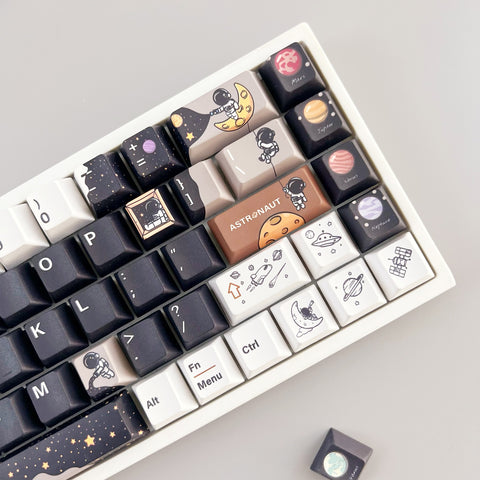 little-astronaut-cherry-profile-pbt-keycaps-set